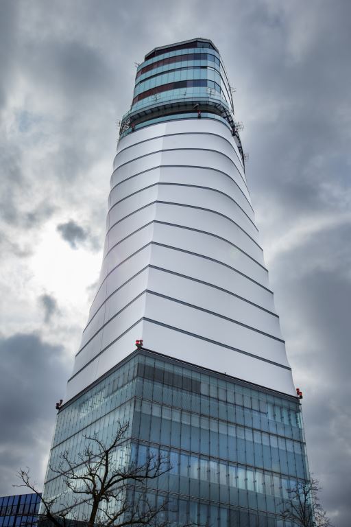 Das Wahrzeichen des Wiener Flughafens - der 109 Meter hohe Tower. © Austro Control
