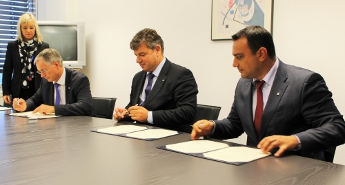 Infrastrukturminister Alois Stöger unterzeichnet gemeinsam mit seinen Amtskollegen aus Slowenien und Bulgarien den "Letter of Intent" zum ãAlpine Ð Western BalkanÒ-Korridor.