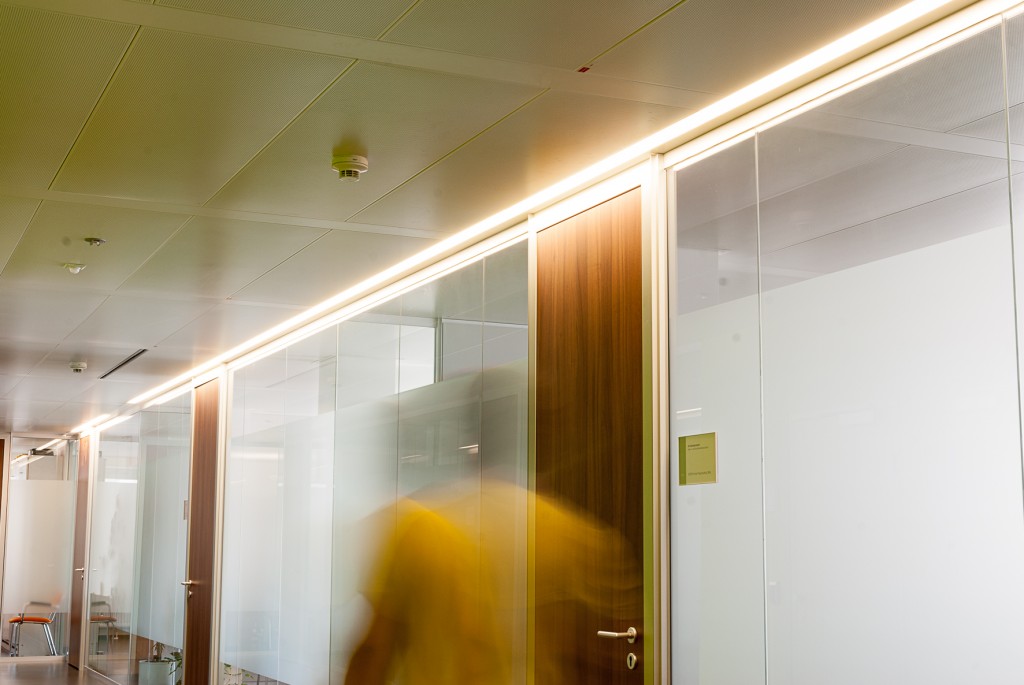 Linienbeleuchtung im Gang mit Bewegungsmeldern und Lichtsensoren © Netz Burgenland