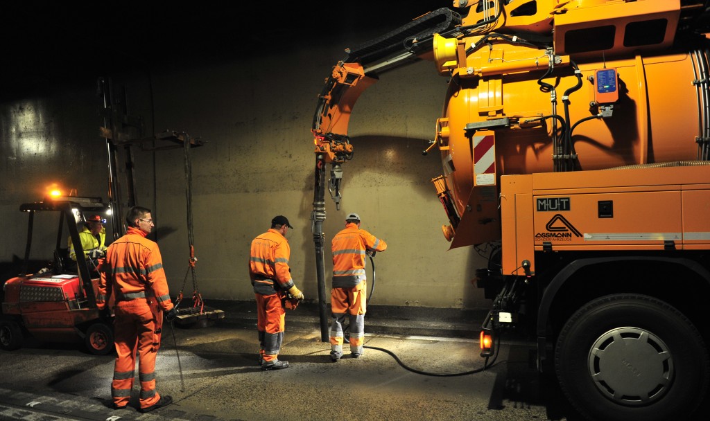 164 Tunnelanlagen werden von den MitarbeiterInnen beim Frühjahrsputz gereinigt. Tunnelreinigung A9 Gleinalmtunnel. © ASFiNAG / Wolfgang Simlinger
