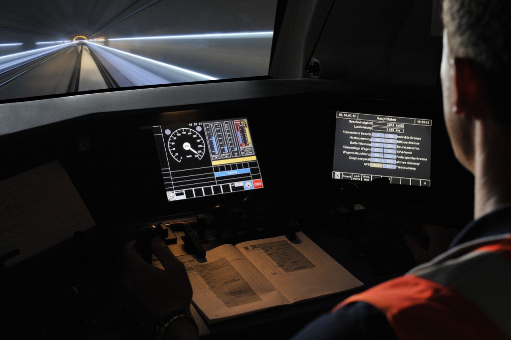 Durch technischen Fortschritt entwickelt sich auch der Arbeitsplatz der Triebfahrzeugführerinnen ständig weiter. © ÖBB