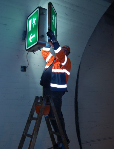 Verkehrszeichen oder wichtige Sicherheitseinrichtungen müssen händisch demontiert, gereinigt und wieder angebracht werden. © ASFiNAG
