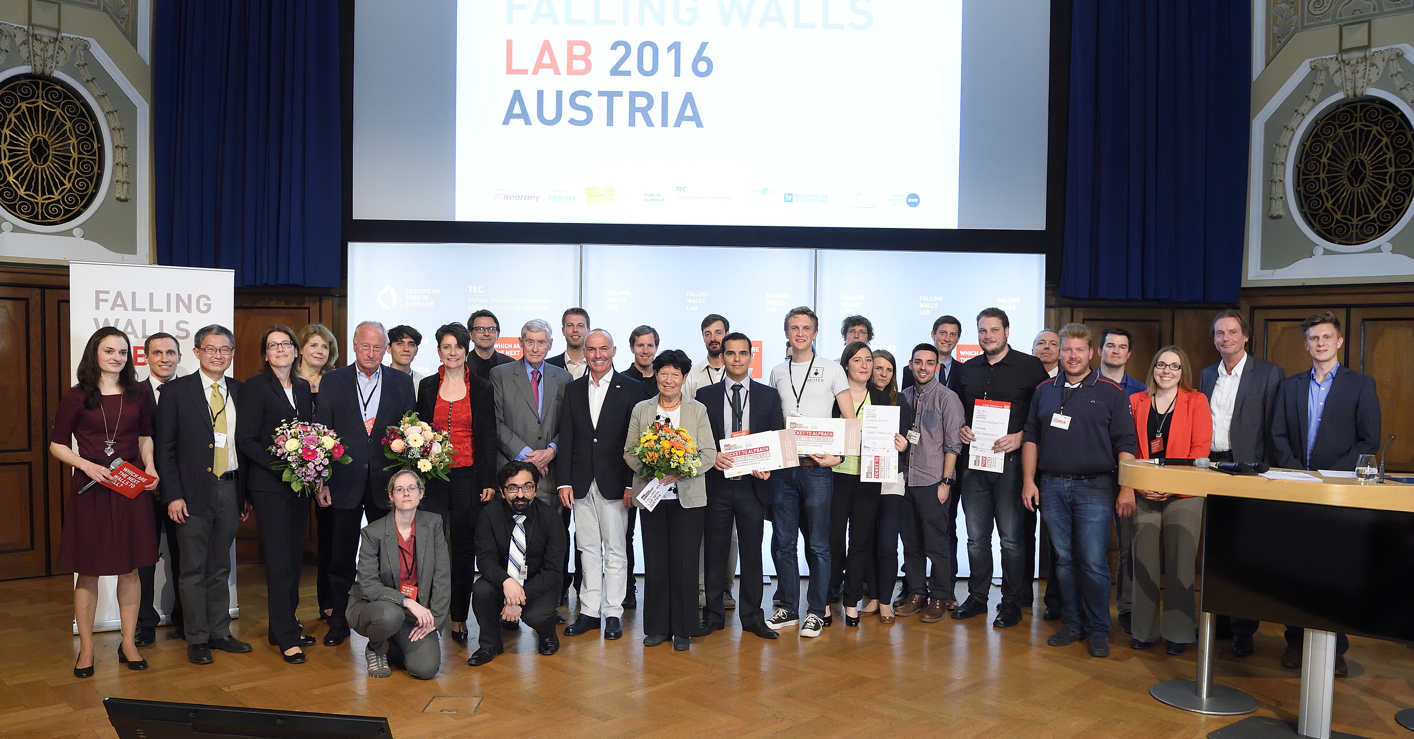 Gruppenfoto mit den TeilnehmerInnen des Falling Walls Lab Austria 2016 sowie der Jury, Technologieminister Gerald Klug und dem Vorsitzenden des Forschungsrates, Hannes Androsch. © AIT / Johannes Zinner