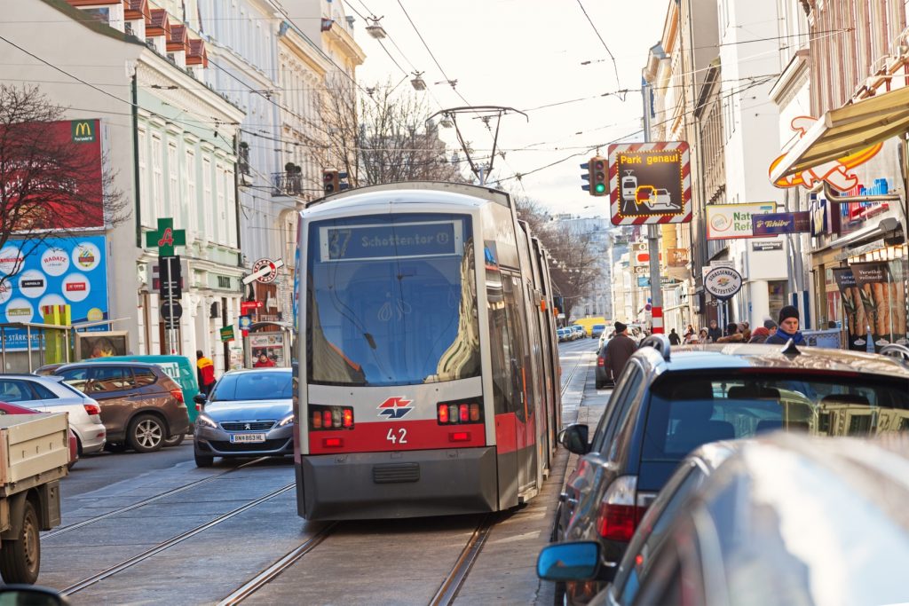 In Wien verzeichneten die Wiener Linien 2015 fast 2.200 falsch geparkte Fahrzeuge, die den öffentlichen Verkehr blockierten. © Manfred Helmer