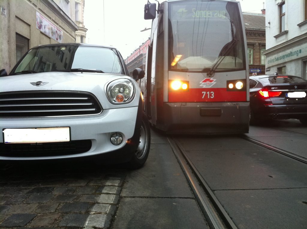 Ein falsch parkendes Auto blockiert eine Straßenbahn an der Weiterfahrt. © Wiener Linien