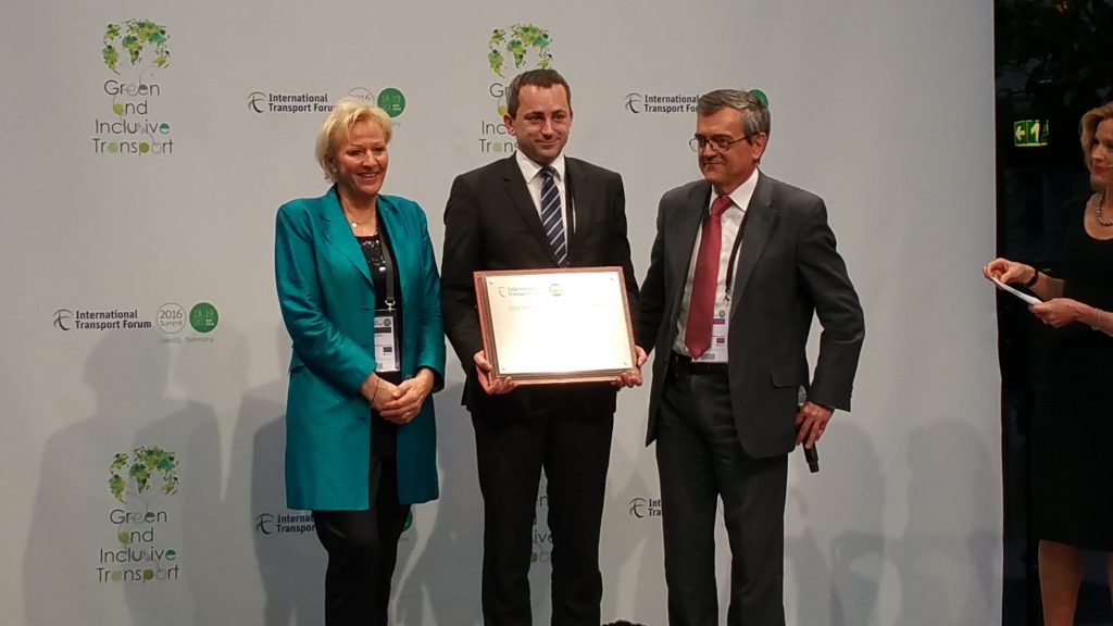 Als Projektkoordinator nimmt AustriaTech stellvertretend den Award in der Kategorie „Transport Achievement Award – Freight“ entgegen. © AustriaTech