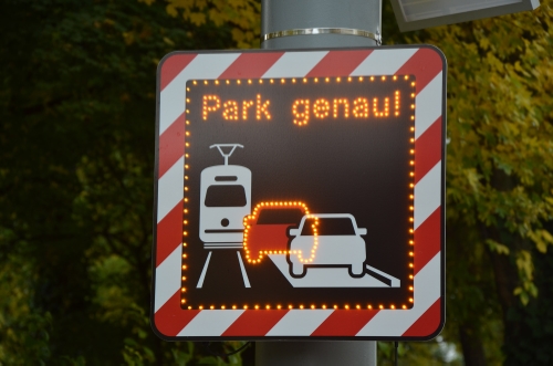 "Park genau!" - Hinweisschilder machen die AutofahrerInnen sofort auf falsches Parken aufmerksam. © AIT