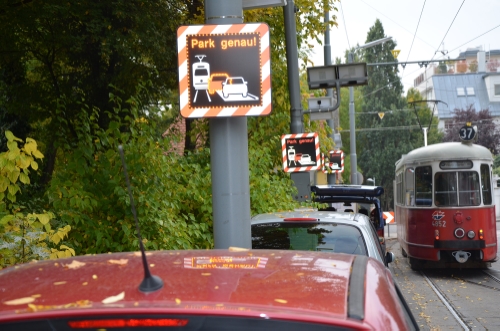 Ein Forschungsprojekt der Wiener Linien und des AIT zeigt an, ob das geparkte Auto die Weiterfahrt der Straßenbahn blockiert. Ein falsch parkendes Auto blockiert eine Straßenbahn an der Weiterfahrt. © AIT
