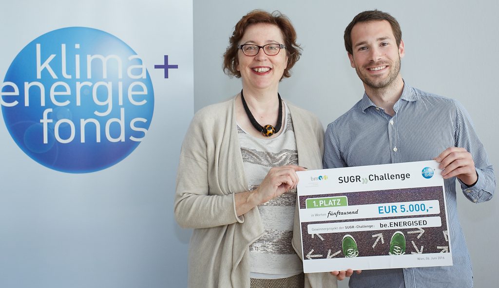 Klimafonds-Geschäftsführerin Theresia Vogel überreichte den Gewinnerscheck an Lukas Bauer von "be.ENERGISED". © Klimafonds