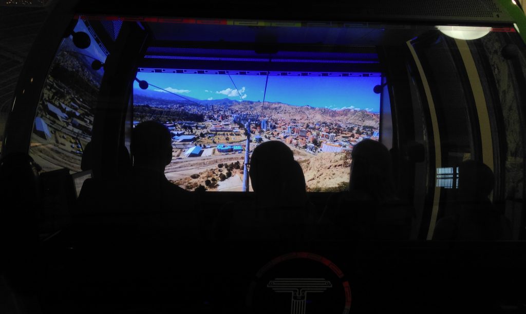 Eine Fahrt über die Häuser von La Paz. © bmvit