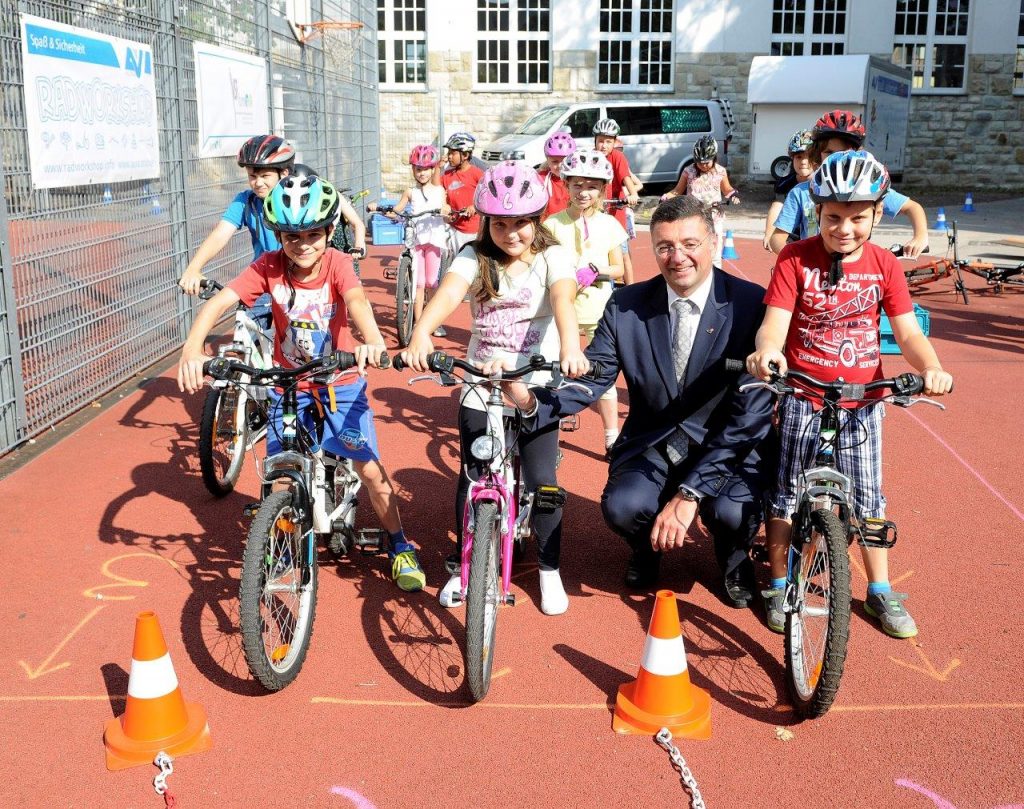 Erst wenn Kinder das Radfahren sicher beherrschen, können sie sich auf den Straßenverkehr konzentrieren. Deshalb führen das Verkehrsministerium und die AUVA Radworkshops in Volksschulen durch. © bmvit/Regina Aigner