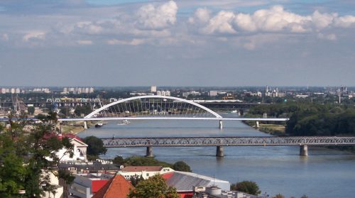 Die 37 Kilometer lange Strecke zwischen den zwei Hauptstädten dauert derzeit noch 65 Minuten. Foto: Drei Brücken in Bratislava: Alte Brücke, Apollo-Brücke und Hafenbrücke © Toffel via Wkimedia Commons