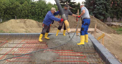 Bei der Bauteilaktivierung wird ein System von wasserführenden Rohrleitungen in Bauteile aus Beton verlegt. © Aichinger Hoch- u. Tiefbau GmbH