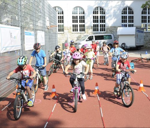 Erst wenn Kinder das Radfahren sicher beherrschen, können sie sich auf den Straßenverkehr konzentrieren. AUVA Radworkshops in Volksschulen durch. © bmvit/Regina Aigner