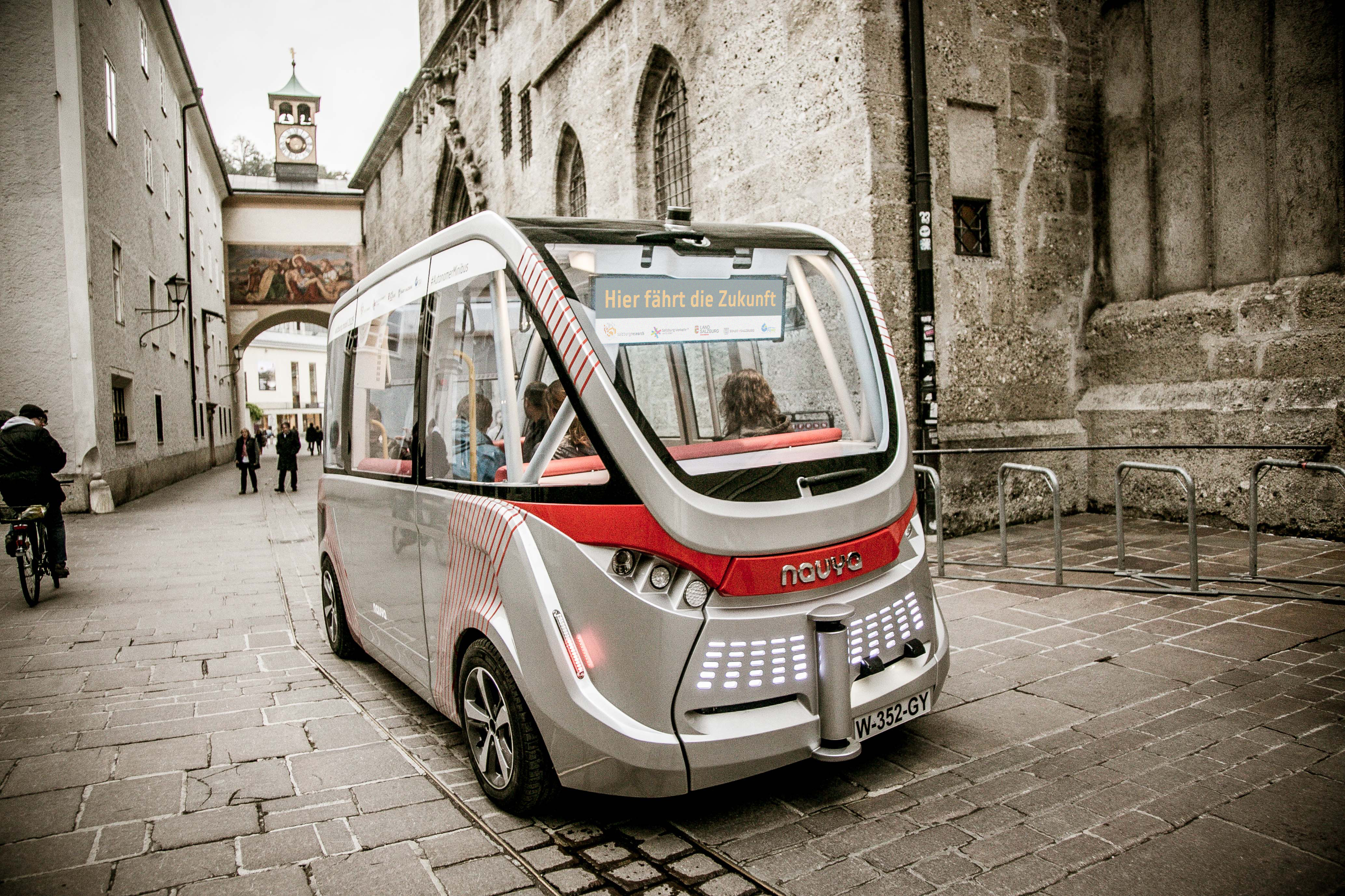 Bei den Salzburger Verkehrstagen gab es den ersten selbstfahrenden Minibus auf Österreichs Straßen zu sehen. © Salzburg Research/wildbild