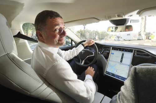 Minister Jörg Leichtfried bei einer Probefahrt mit einem Elektroauto. © Zinner/bmvit