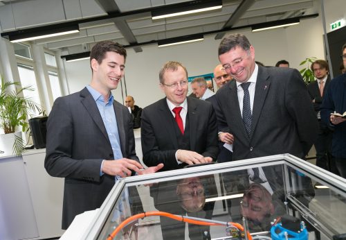 Gemeinsam mit ESA-Generaldirektor Jan Wörner besuchte Minister Jörg Leichtfried Start-ups, die Raumfahrttechnologie nutzen. © Robert Frankl