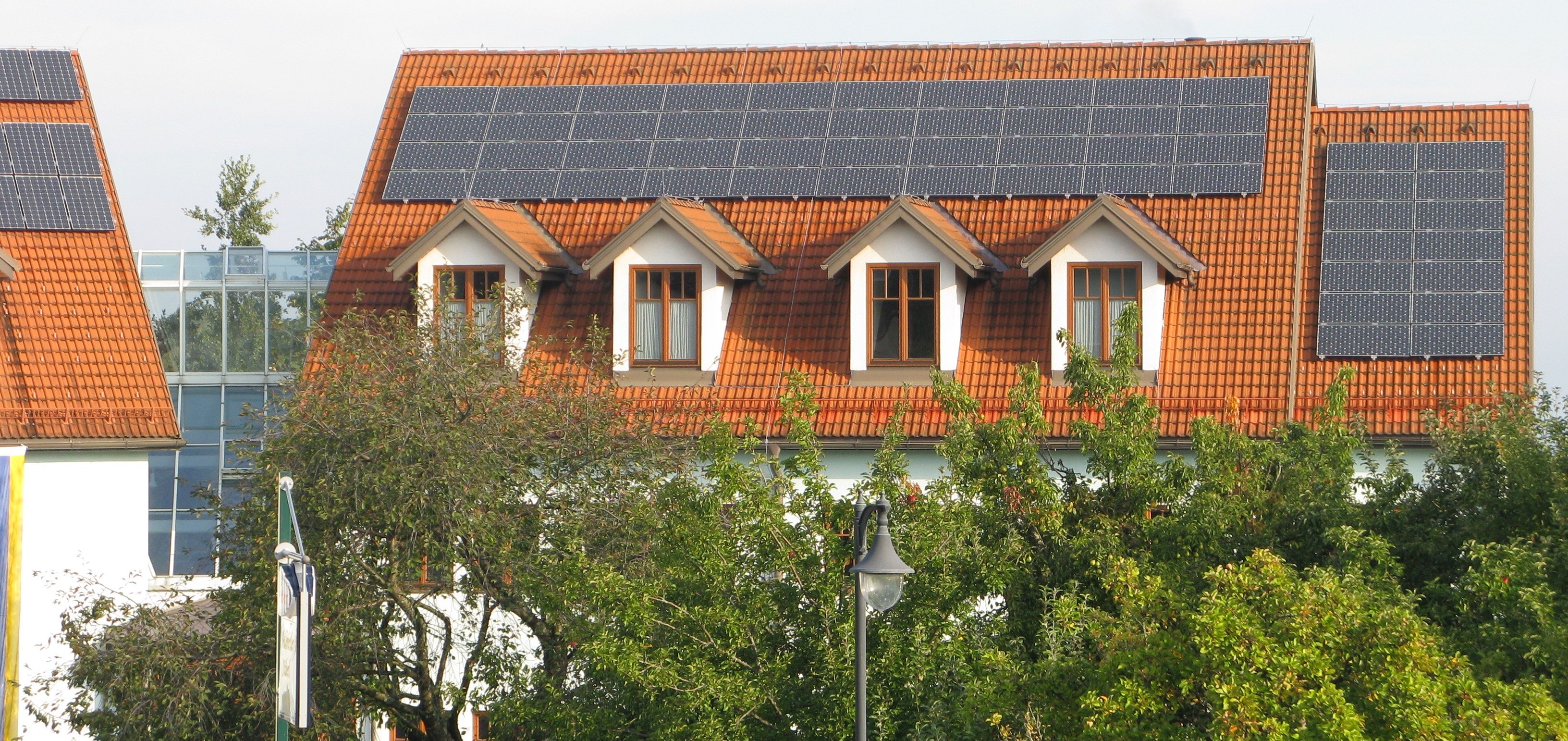 In Großschönau sind viele Gebäude mit Photovoltaikanlagen am Dach ausgestattet. © Sonnenplatz Großschönau GmbH