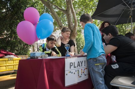 Beim Spielefest können sich Jung und Alt spielerisch mit dem Thema Smart City auseinandersetzen.© Play!UC