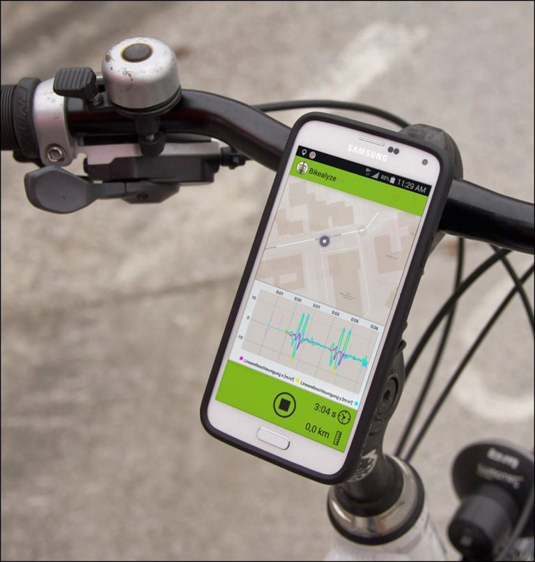 Das Smartphone mit der entsprechenden App ermittelt mittels GPS die Standortdaten, misst die Geschwindigkeit und die Beschleunigung. © Salzburg Research