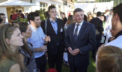 Minister Jörg Leichtfried mit StipendiatInnen beim Patentecocktail in Alpbach 2017, © bmvit / Johannes Zinner