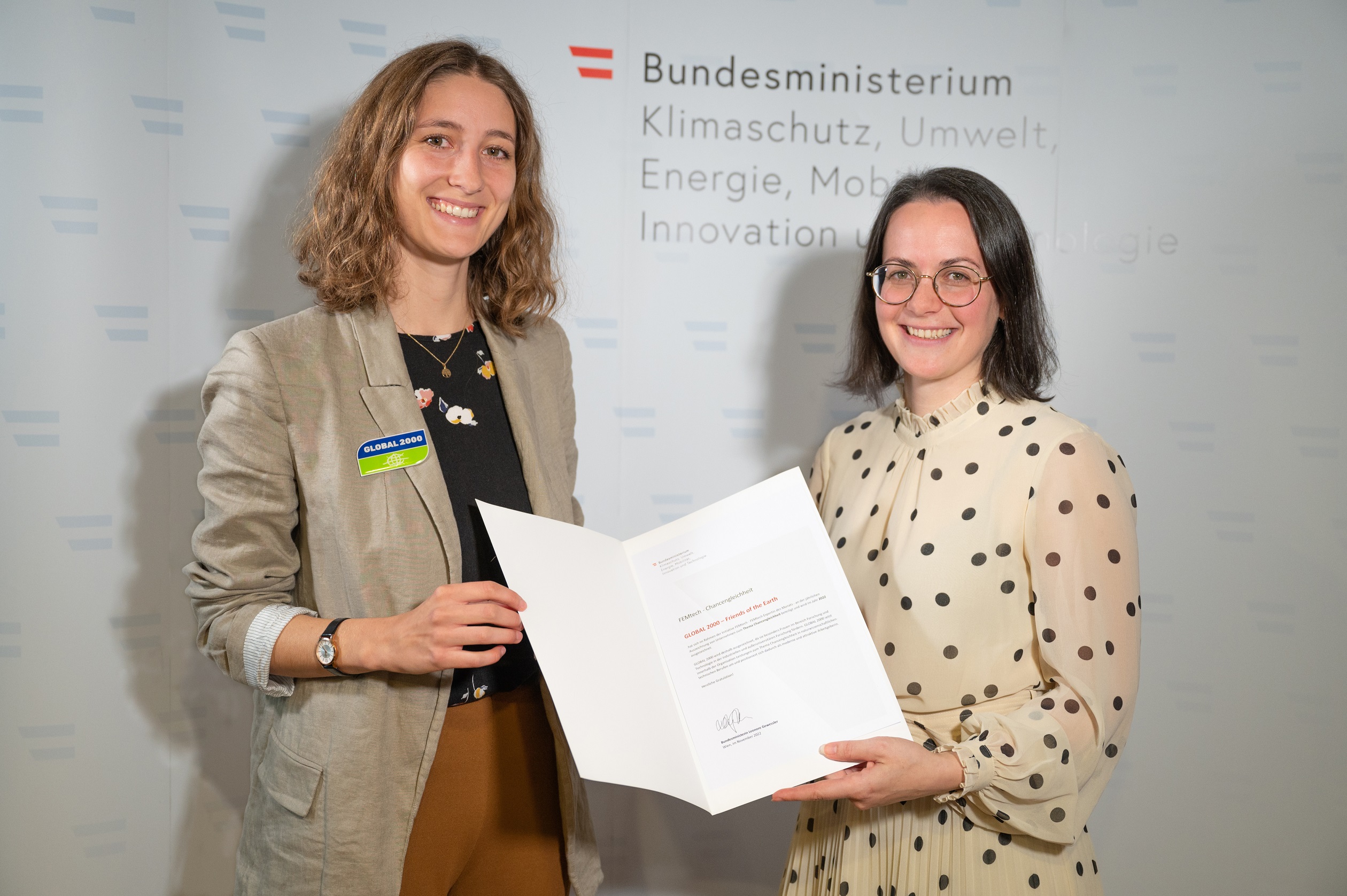 Anna Leitner, Campaignerin bei GLOBAL 2000 und FEMtech-Expertin des Monats August 2021 und Kathrin Renz, Sektionsleiterin im BMK