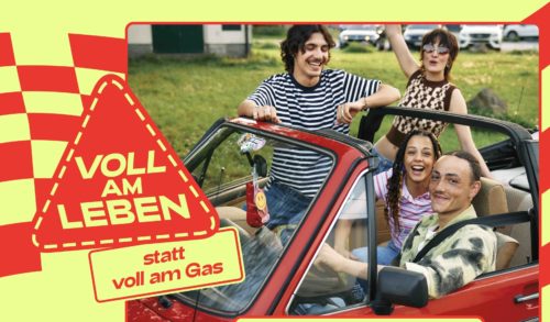 Poster zur neuen BMK Verkehrssicherheitskampagne: »Voll am Leben statt voll am Gas« mit jungen Menschen in einem Retro-Cabriolet