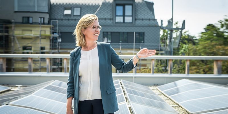 Bundesministerin Leonore Gewessler bei einer Photovoltaik-Anlage