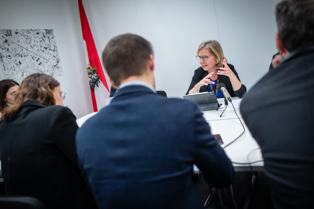 Klimaschutzministerin Leonore Gewessler auf der Weltklimakonferenz COP29 in Baku. © BMK/Perwein