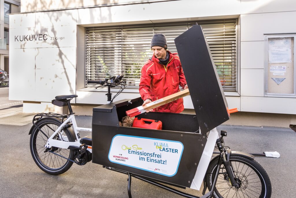 Ein Lastenrad wird beladen