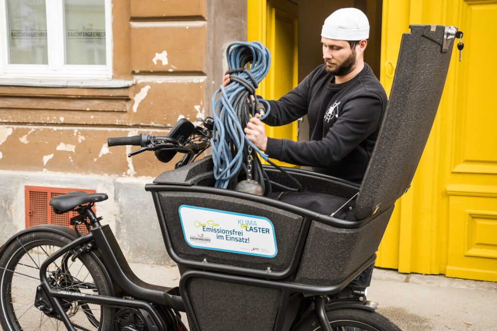 Rauchfangkehrer mit Lastenrad